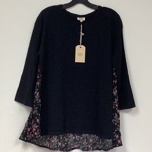 Beautiful crew neck with printed fabric on the back